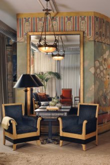 Καθιστικό αιγυπτιακού στιλ με μεγάλο καθρέφτη