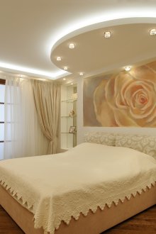 Πίσω οροφή γυψοσανίδας στο υπνοδωμάτιο