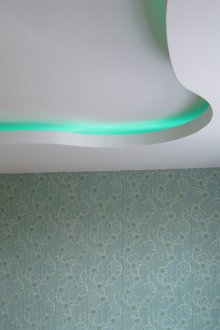 Ασυνήθιστο σχήμα της οροφής γυψοσανίδας με οπίσθιο φωτισμό