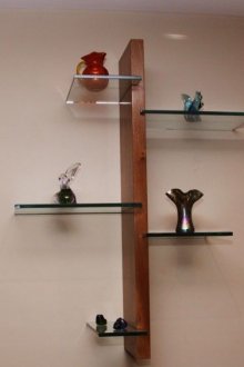 Μικρά ράφια για διακοσμητικά αντικείμενα στο σαλόνι