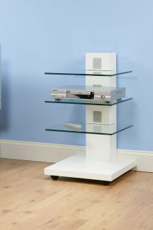 Λευκό ντουλάπι με ράφια από γυαλί στο σαλόνι