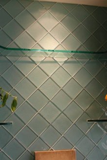 Γυάλινα ράφια στο μπάνιο