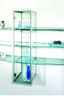 Ένας συνδυασμός γυάλινων ράφια για διάφορα αντικείμενα