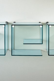 Ασυνήθιστο σχήμα ράφια για να δημιουργήσετε ένα ενδιαφέρον εσωτερικό του καθιστικού