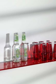 Κόκκινο γυάλινο ράφι