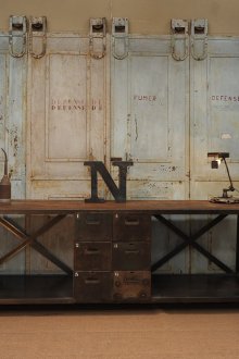 Ασυνήθιστο τραπέζι βιομηχανικού στυλ