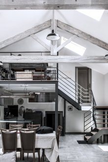 Μαύρο και άσπρο εσωτερικό στυλ σοφίτα σπιτιού εσωτερικό