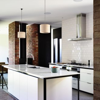 Φωτεινή κουζίνα βιομηχανικού στιλ