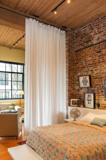 Υπνοδωμάτιο βιομηχανικού στυλ με τοίχο από τούβλα