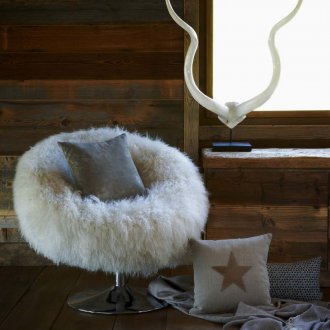 Πολυθρόνα και διακόσμηση για την κρεβατοκάμαρα σε στυλ κυνηγιού