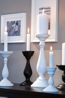 Μαύρα και άσπρα κηροπήγια στο εσωτερικό