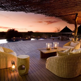 Κεριά και επιτραπέζια κεριά στη βεράντα