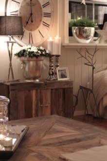 Ασημένια κηροπήγια στο σαλόνι