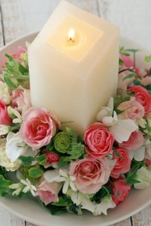 Όμορφος συνδυασμός λουλουδιών και κεριών