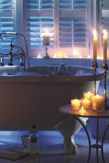 Ρομαντική διακόσμηση του μπάνιου με κεριά