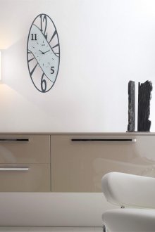 Κομψό ρολόι σε ένα μοντέρνο εσωτερικό