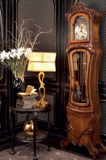 Ρολόι παππού σε ένα κλασικό σαλόνι