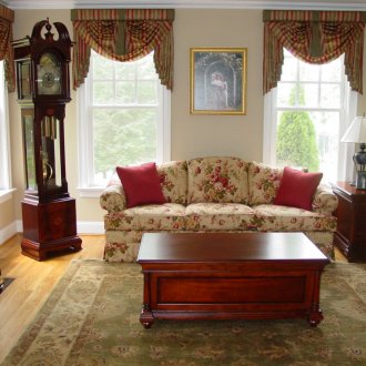 Ρολόι για το πάτωμα στο εσωτερικό με το στυλ προελεύσεως