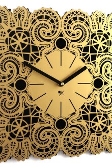 Όμορφο μαύρο και χρυσό ρολόι