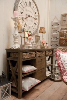 Μεγάλο λευκό-γκρι ρολόι στο εσωτερικό με το στυλ provence