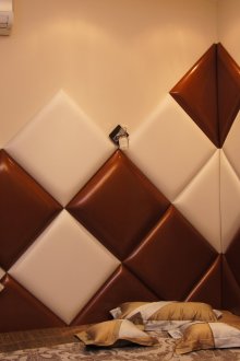 Δερμάτινη διακόσμηση τοίχων στο υπνοδωμάτιο