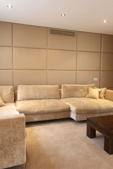 Μπεζ δερμάτινο τοίχο στο καθιστικό