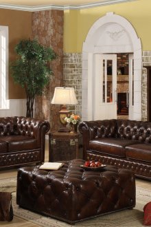 Δερμάτινα έπιπλα στο εσωτερικό ενός μεγάλου καθιστικού