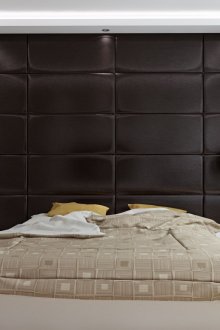 Σκούρο δέρμα τοίχο στο υπνοδωμάτιο