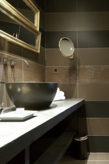 Πλακάκια κάτω από το δέρμα στο μπάνιο