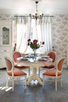 Λευκά έπιπλα σε μια κλασική κουζίνα