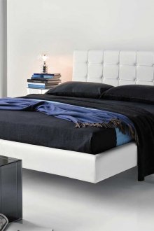 Λευκό κρεβάτι με μαύρο κρεβάτι στο υπνοδωμάτιο