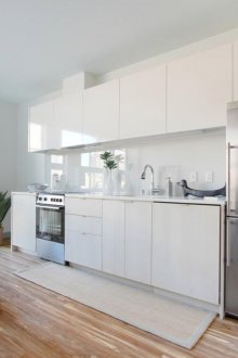 Λευκή κουζίνα στο συνδυασμένο σαλόνι και κουζίνα