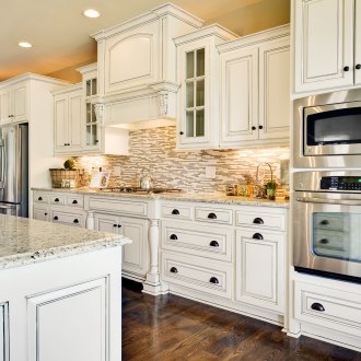 Έπιπλα κουζίνας με λευκή πρόσοψη