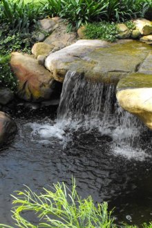 Χαμηλό καταρράκτη στη λίμνη της χώρας
