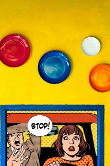 Πολύχρωμες πλάκες σε κίτρινο τοίχο