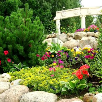 Όμορφη μεγάλη κήπο βράχου στη χώρα