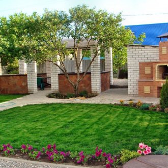 Γκαζόν με λουλούδια στο οικόπεδο