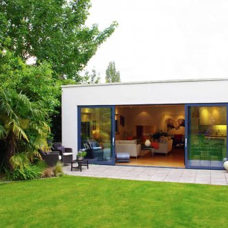 Γκαζόν σε οικόπεδο σύγχρονου σπιτιού