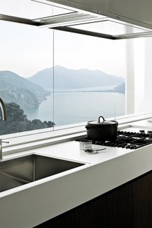 Κουζίνα υψηλής τεχνολογίας με ξύλινη πρόσοψη