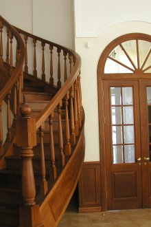 Ξύλινη σκάλα και μπροστινή πόρτα