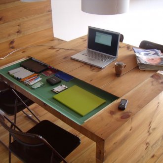 Ξύλινο γραφείο και πάτωμα