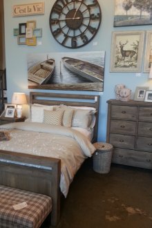 Σχεδιασμός υπνοδωματίου με ξύλινα έπιπλα σε θαλάσσιο στυλ