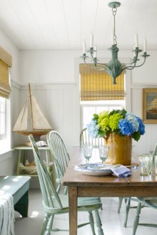 Ναυτικό στυλ τραπεζαρία με κίτρινες κουρτίνες