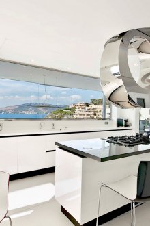 Φωτεινή κουζίνα υψηλής τεχνολογίας με αυθεντική διακόσμηση