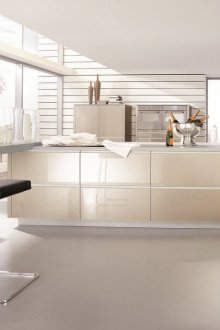 Φωτεινή κουζίνα με γυαλιστερά έπιπλα