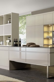 Φως έπιπλα σε ένα υψηλής τεχνολογίας εσωτερικό