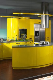Φωτεινή κίτρινη κουζίνα