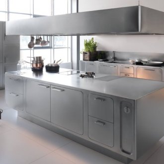 Οι μεταλλικές επιφάνειες είναι πολύ σχετικές με τις κουζίνες υψηλής τεχνολογίας.