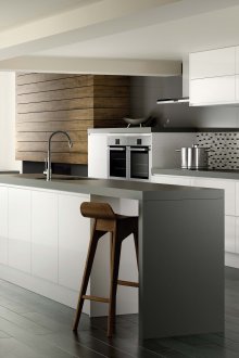 Φωτεινή κουζίνα με νησί