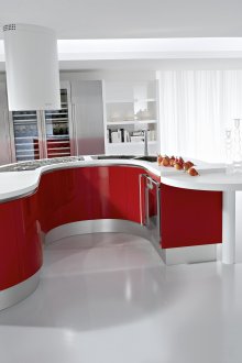 Λευκή κουζίνα υψηλής τεχνολογίας με ένα κόκκινο υπερσύγχρονο σετ